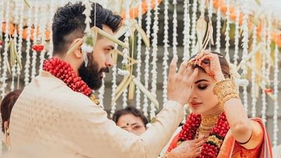 મૌની રોયે આખરે આજે બોયફ્રેન્ડ સૂરજ નામ્બિયાર સાથે લગ્ન કરી લીધા છે. ઘણા સમયથી બંને પોતાના સંબંધોને લઈને ચર્ચામાં હતા.