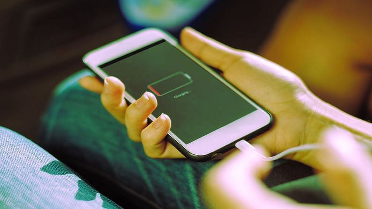 Smartphone Charging Tips: શું તમે પણ આ રીતે ચાર્જ કરો છો સ્માર્ટફોન? થઈ શકે છે મોટું નુકસાન