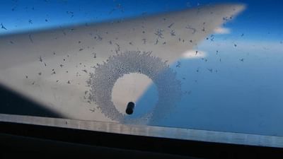 વિમાનમાં બેઠેલા મુસાફરો વિન્ડો સીટ પર બેસવાનું પસંદ કરે છે. હવાઈ ​​મુસાફરી કરતી વખતે, કોઈક સમયે, તમારી નજર તેની બારી પર ગઈ હશે. તમે વિન્ડોની નીચેના ભાગમાં એક નાનું કાણું (Bleed hole)જોશો. ક્યારેય વિચાર્યું છે કે આ છિદ્ર શા માટે આપવામાં આવે છે. જાણો આવું કેમ કરવામાં આવે છે?