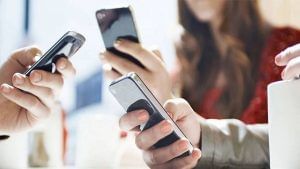 Smartphone Safety Tips: સ્માર્ટફોન યુઝર્સ રહો સાવચેત, કોઈ કરી રહ્યું છે જાસૂસી, સુરક્ષિત રહેવા માટે આટલું કરો