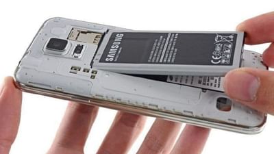 શા માટે હવે સ્માર્ટફોનમાં રિમૂવેબલ બેટરીઓ ઇન્સ્ટોલ કરવામાં આવતી નથી? શું તમે ક્યારેય વિચાર્યું છે કે આવું શા માટે કરવામાં આવે છે? સ્માર્ટફોનમાં ઈનબિલ્ટ બેટરીનું કલ્ચર જાણીતી કંપની એપલ દ્વારા શરૂ કરવામાં આવ્યું હતું, ધીમે ધીમે અન્ય મોબાઈલ કંપનીઓએ પણ તેને અપનાવ્યું છે. જાણો શા માટે રિમૂવેબલ બેટરી દૂર કરવામાં આવી? (PS: Gadgetsinfo)