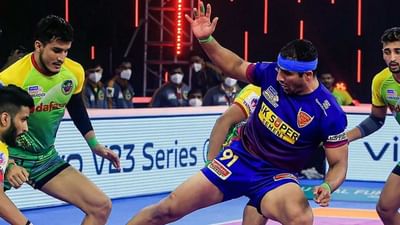 દબંગ દિલ્હીએ અનુભવી સંદીપ નરવાલ અને મનજીત છિલ્લરના શાનદાર પ્રદર્શનના આધારે પ્રો કબડ્ડી લીગ (PKL) માં ગુરુવારે એક નજીકની મેચમાં પટના પાઇરેટ્સને 32-29થી હરાવ્યું. PKL ઈતિહાસમાં સૌથી વધુ ટેકલ પોઈન્ટ બનાવનાર છિલ્લરે આ રોમાંચક મેચમાં છેલ્લી રેઈડ (એટેક) અને ટેકલ (ડિફેન્સ) સાથે મેચને દિલ્હીની તરફેણમાં ફેરવી દીધી હતી.
