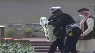 Republic Day 2022 : વડાપ્રધાન મોદીએ યુદ્ધ સ્મારક પર શહીદોને આપી શ્રદ્ધાંજલિ, જવાનો માટે લખ્યો આ સંદેશ