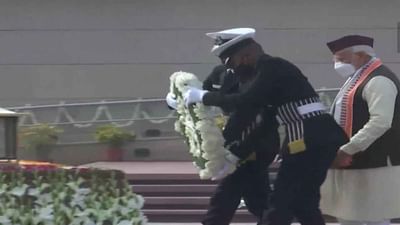 Republic Day 2022 : વડાપ્રધાન મોદીએ યુદ્ધ સ્મારક પર શહીદોને આપી શ્રદ્ધાંજલિ, જવાનો માટે લખ્યો આ સંદેશ