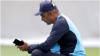 રવિ શાસ્ત્રીએ MS Dhoni નુ ખોલ્યું રહસ્ય, કહ્યું- મારી પાસે તેનો નંબર નથી, તે પાસે ફોન નથી રાખતો