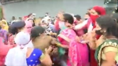 Chhattisgarh : પોલીસ પરિવારના દેખાવકારો-પોલીસ વચ્ચે ઝપાઝપી, જુઓ વીડિયો