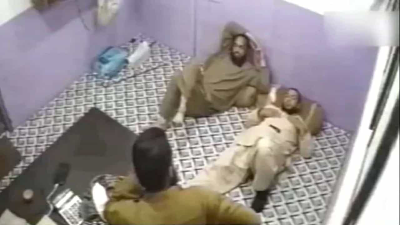 Viral: આરામથી બેઠા હતાને ધડામ દઈ માથે પડ્યો પંખો, વીડિયો જોઈ તમે પણ રૂમના પંખા સામે જોતા થઈ જશો