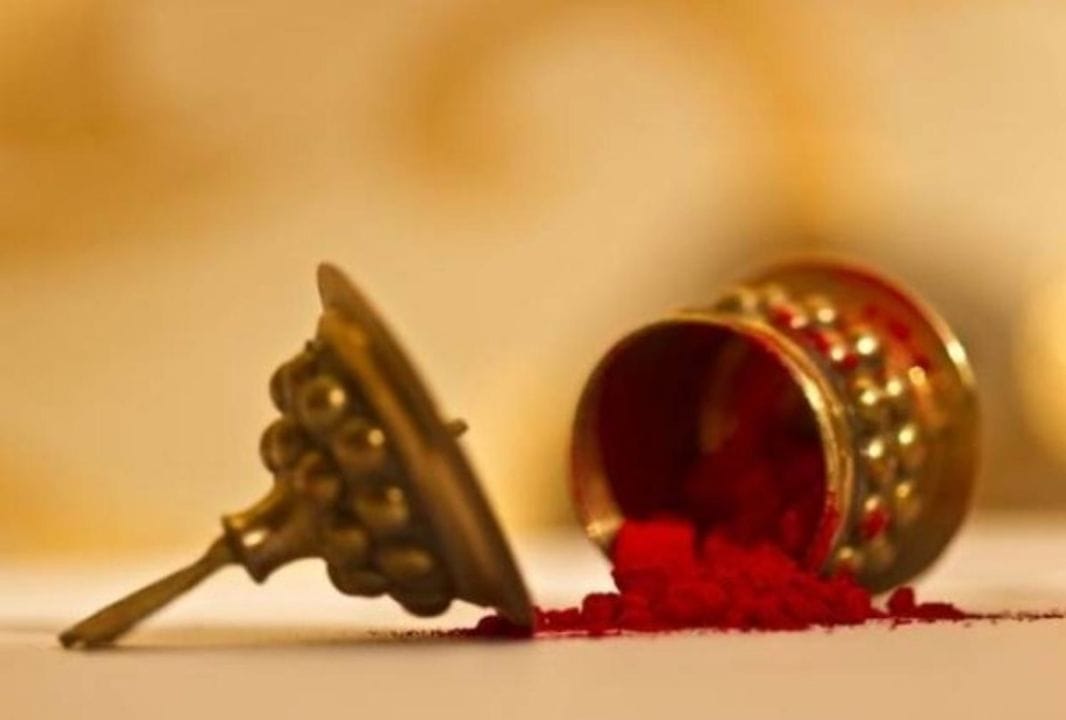 Bhakti: શા માટે મુખ્ય દ્વાર પર કરવામાં આવે છે સિંદૂરનું તિલક ? જાણો, સિંદૂરનું ધાર્મિક મહત્વ