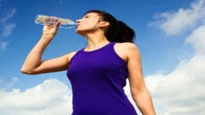 Lifestyle: શા માટે ઉભા રહીને પાણી પીવાની આદત ભૂલવી છે જરૂરી?