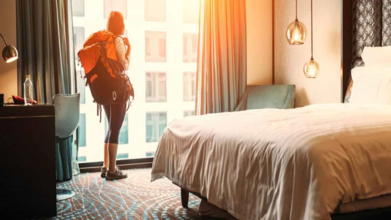 Travel Tips: ઓછા ખર્ચે હોટલમાં વધુ સુવિધાઓ મેળવવા માંગો છો, તો અપનાવો આ ટ્રાવેલિંગ ટિપ્સ