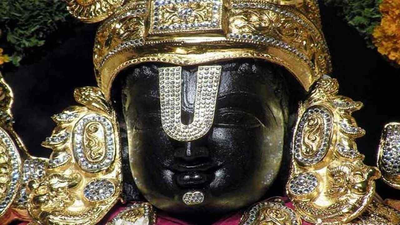 Tirupati Balaji: તિરુપતિ આંધ્ર પ્રદેશના ચિત્તૂર જિલ્લામાં સ્થિત બાલાજીનું વિશ્વ પ્રસિદ્ધ મંદિર છે. તિરુપતિ બાલાજીનું સાચું નામ શ્રી વેંકટેશ્વર સ્વામી છે જે સ્વયં ભગવાન વિષ્ણુ છે. તેની ગણના દેશના સૌથી અમીર મંદિરોમાં થાય છે. જેના દર્શન માટે દરરોજ દેશ-વિદેશમાંથી મોટી સંખ્યામાં ભક્તો પધારે છે. એવું માનવામાં આવે છે કે કળિયુગમાં ભગવાન વિષ્ણુ અહીં નિવાસ કરે છે અને ભગવાન વિષ્ણુના આ મંદિરમાં ક્યારેય કોઈ વ્યક્તિ ખાલી હાથે નથી જતું.