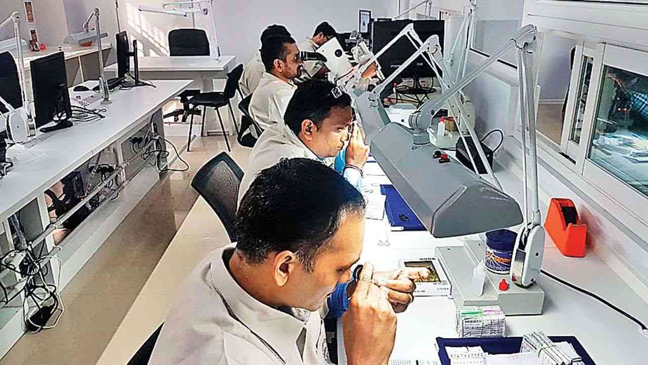 Surat : સુરતમાં જવેલરી ઉત્પાદકોનો નવતર પ્રોજેક્ટ, કર્મચારીઓની અછત ઉકેલવા મફત ટ્રેનિંગ આપવાનું શરૂ