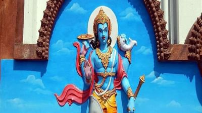 સનાતન પરંપરામાં, ભગવાન વિષ્ણુ (Lord Vishnu), પાંચ દેવોમાંના એક, વિશ્વના પાલનહાર માનવામાં આવે છે. ભગવાન વિષ્ણુ પ્રસન્ન થાય છે અને જલ્દી જ ભક્તો પર પોતાના આશીર્વાદ વરસાવે છે. પૌરાણિક કથાઓમાં, શ્રી હરિની ઉપાસનાના કષ્ટોથી દૂર રહેવા અને તેમના આશીર્વાદ વરસાવવાના ઘણા પ્રસંગો છે. એવું માનવામાં આવે છે કે જ્યારે પણ પૃથ્વી પર પાપ વધે છે, ત્યારે ભગવાન વિષ્ણુ તેને દૂર કરવા માટે પૃથ્વી પર અવતાર લે છે. જેઓ વૈષ્ણવ પરંપરામાં માનતા હોય છે તેઓ તેમના આરાધ્ય દેવતાને અનંત શક્તિનો વાસ માનીને વિવિધ સ્વરૂપોમાં પૂજા કરે છે. ભગવાન વિષ્ણુના વિવિધ સ્વરૂપો અથવા તેના બદલે તેમના અવતારોને સમર્પિત ઘણા મંદિરો છે, જ્યાં પૂજા અને અર્ચના કરવાથી યોગ્યતા મળે છે. ચાલો જાણીએ ભગવાન વિષ્ણુના આવા જ કેટલાક પ્રખ્યાત મંદિરો વિશે.