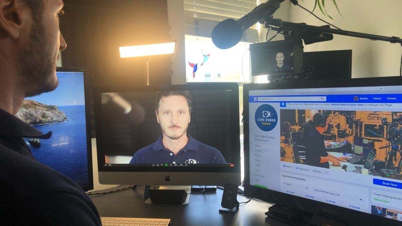 ટેલિપ્રોમ્પ્ટર એ એલસીડી જેવું છે અને તેમાં પ્રતિબિંબ દ્વારા ટેક્સ્ટ બતાવવામાં આવે છે. કેટલાક ટેલિપ્રોમ્પ્ટર્સમાં, ટેક્નોલોજી દ્વારા ટેક્સ્ટ સીધા સ્ક્રીન પર દેખાય છે, જેમ કે ફોનમાં દેખાય છે અને તે વાંચવામાં આવે છે.
જો આપણે વડા પ્રધાન અથવા અન્ય હસ્તીઓના ટેલિપ્રોમ્પ્ટર વિશે વાત કરીએ, તો તે વિવિધ પ્રકારના હોય છે. તમે ઘણી વખત પીએમને ભાષણ આપતા જોયા હશે અને સામે બે કાચ હોય છે, જે ટેલિપ્રોમ્પ્ટર છે. પીએમ આ ટેલિપ્રોમ્પ્ટર દ્વારા તેમનું ભાષણ વાંચે છે અને લોકો સમક્ષ તેમની વાત રાખવા તેમની મદદ લે છે.