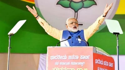 વડા પ્રધાન નરેન્દ્ર મોદીએ સોમવારે વર્લ્ડ ઇકોનોમિક ફોરમની દાવોસ સમિટમાં ભાગ લીધો હતો. આ દરમિયાન કેટલીક ટેકનિકલ સમસ્યાના કારણે પીએમ મોદીએ પોતાનું સંબોધન અધવચ્ચે જ રોકવું પડ્યું હતું. આ પછી, એવું ચર્ચાઈ રહ્યું છે કે ટેલિપ્રોમ્પ્ટરમાં સમસ્યાને કારણે, ભાષણ અધવચ્ચે જ બંધ થઈ ગયું હતું. ત્યારથી સોશિયલ મીડિયા પર ટેલિપ્રોમ્પ્ટરને લઈને અનેક પ્રકારની ટિપ્પણીઓ થઈ રહી છે. ટેલિપ્રોમ્પ્ટર(Teleprompter)ને પ્રોમ્પ્ટર અથવા ઓટોક્યુ તરીકે પણ ઓળખવામાં આવે છે. તે એક પ્રકારનું ઉપકરણ છે જેના દ્વારા કંઈ વાંચી શકાય છે. જેમ તમે પુસ્તકમાં લખેલું વાંચો છો, તેમ ટેલિપ્રોમ્પ્ટરમાં તમે તે વિગતો સ્ક્રીન દ્વારા વાંચી શકો છો.