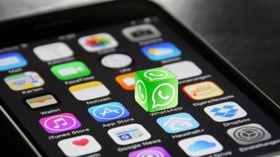 WhatApp ટૂંક સમયમાં તેની એન્ડ્રોઈડ એપ અને ડેસ્કટોપ એપમાં ઘણા નવા ફીચર્સ લાવવા જઈ રહ્યું છે. એન્ડ્રોઇડ યુઝર્સને જલ્દી જ ઇન્સ્ટન્ટ મેસેજિંગ એપ પર નવું ડ્રોઇંગ ટૂલ અને પેન્સિલ ટૂલ મળશે. આ સિવાય વોટ્સએપ ડેસ્કટોપ એપ પર એક નવો ચેટ બબલ કલર ઓપ્શન ઉપલબ્ધ થવા જઈ રહ્યો છે. ઉપરાંત, ડેસ્કટોપ પર નવો ઘેરો વાદળી રંગ ઉપલબ્ધ થશે, જે ફક્ત ડાર્ક થીમ પર જ દેખાશે. WhatsApp નવા ઈમોજી રિએક્શન ઈન્ફોર્મેશન ટેબનું પણ ટેસ્ટિંગ કરી રહ્યું છે.