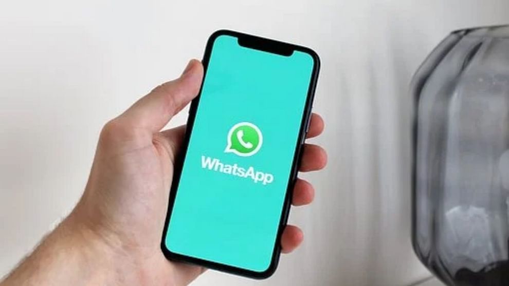 WABetaInfoના નવા અહેવાલ મુજબ, WhatsApp ટૂંક સમયમાં જ યૂઝર્સન તેમના ઇન-કોલ વૉલપેપર તરીકે તેમની ચેટ બેકગ્રાઉન્ડનો ઉપયોગ કરવાની મંજૂરી આપી શકે છે. આમાં વ્યક્તિગત ચેટ વોલપેપર્સનો સમાવેશ થાય છે જે વપરાશકર્તાઓએ અલગ-અલગ ચેટમાં સેટ કર્યા છે. આ ફીચર ડેવલપમેન્ટ હેઠળ છે અને હજુ સુધી એન્ડ્રોઇડ અથવા iOS પર એપના બીટા વર્ઝનને હિટ કર્યું નથી.