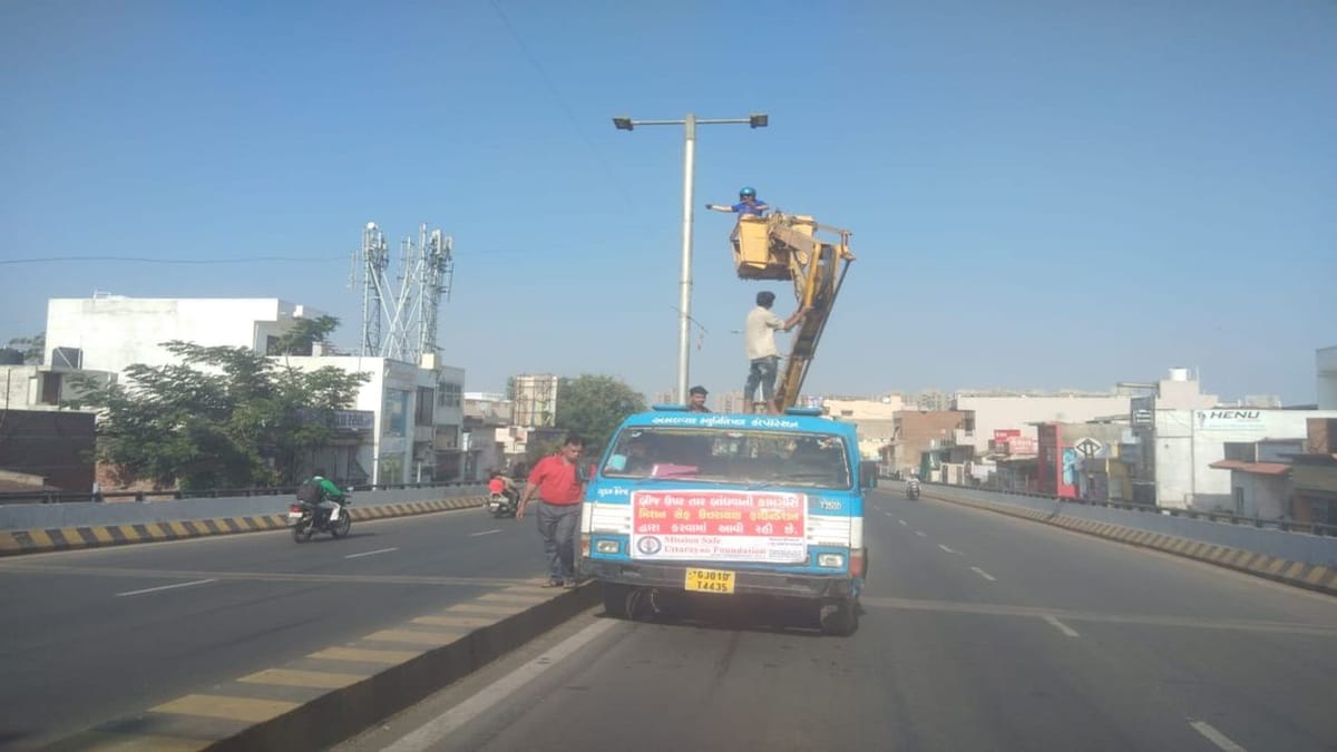 Ahmedabad : ઉતરાયણ પર્વને લઇને રોડ અને બ્રિજ પર સુરક્ષા કવચ બાંધવાનું સેવાભાવી સંસ્થાનું અભિયાન
