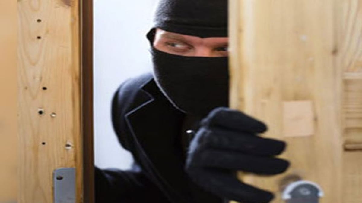 Surat : ઉધના મગદલ્લા રોડ પર સોમનાથ સોસાયટીમાં તસ્કરો ત્રાટક્યા, બંધ મકાનમાંથી રૂપિયા 18.68 લાખની ચોરી કરી તસ્કરો ફરાર