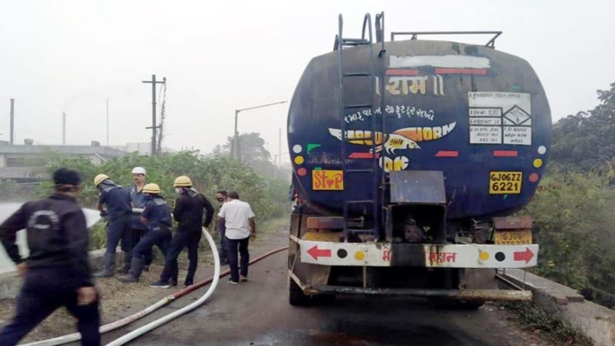 સુરત : કેમિકલ ગેસ લિકેજ કેસમાં GIDCના PI અને કોન્સ્ટેબલ સસ્પેન્ડ, 14 પોલીસ કર્મીઓની બદલી