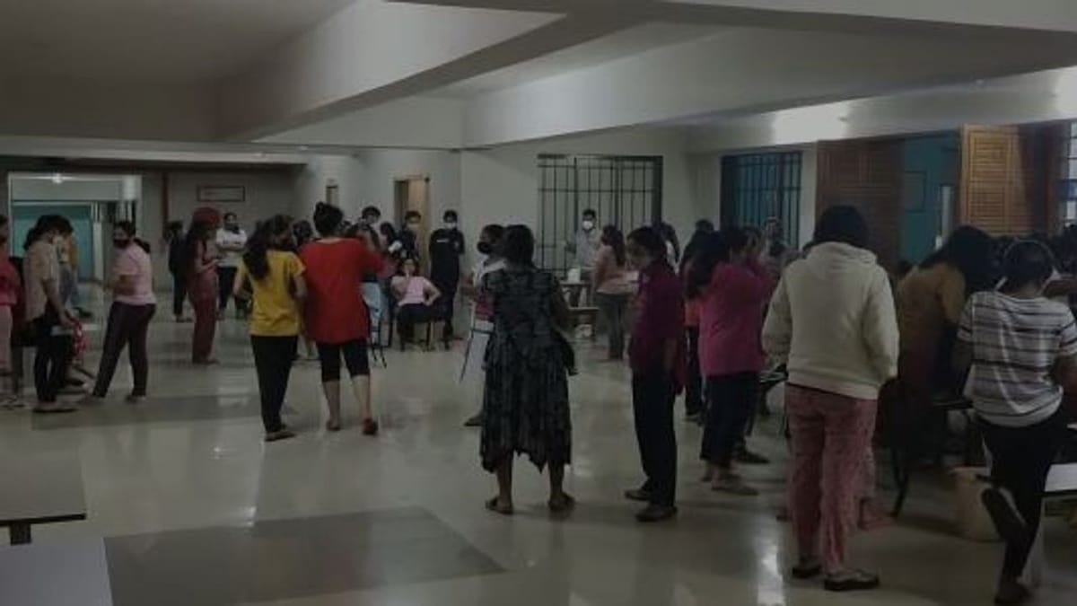 SURAT : આજે બપોર સુધીમાં જ શહેરમાં કોરોનાના 390 કેસ નોંધાયા, ઉકા તરસાડિયા યુનિ.માં કોરોનાનો રાફડો ફાટ્યો