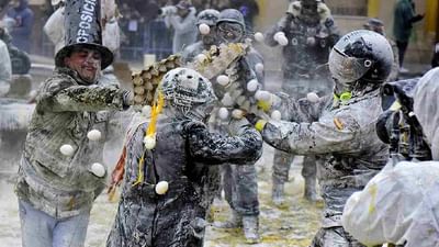 Els Enfarinats Festival Spain: તમે એવા યુદ્ધ વિશે સાંભળ્યું છે જેમાં દારૂગોળો કે આવા હથિયારોનો ઉપયોગ થતો નથી. તમને આશ્ચર્ય થશે કે તેમના વિના યુદ્ધ શું હશે? પરંતુ આજે આપણે જે લડાઈની વાત કરી રહ્યા છીએ તેમાં ઈંડા ફેંકવામાં આવે છે. લોકો તેમના વિરોધી પર લોટ વડે હુમલો કરે છે. વાસ્તવમાં અમે સ્પેનમાં ઉજવાતા દાયકાઓ જૂના Els Enfarinats તહેવારની વાત કરી રહ્યા છીએ. (ફોટો: GCTN)