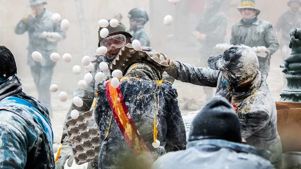 આ તહેવાર સ્પેનના એલિકેન્ટ પ્રાંતના આઇબી શહેરમાં 1856 થી ઉજવવામાં આવે છે. દર વર્ષે 28 ડિસેમ્બરે બળવો થાય છે જેમાં વિરોધી પક્ષના લોકો લોટ અને ઈંડાને લઈને એકબીજા સાથે લડે છે. જે રીતે જર્મની અને અન્ય કેટલાક દેશોમાં 1 એપ્રિલના રોજ મજાક, ટીખળ, ટીખળ અને એકબીજાની મજાક ઉડાવવાનો રિવાજ છે, તેવી જ રીતે સ્પેનમાં 28 ડિસેમ્બરે મજાક કરવામાં આવે છે.