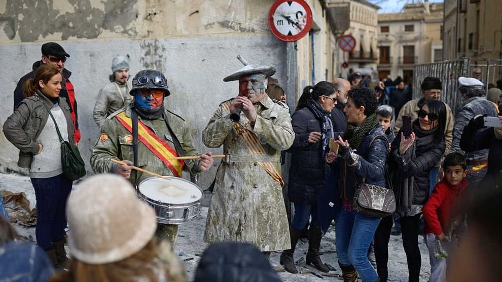 જર્મન વેબસાઈટ dw.com ના અહેવાલ મુજબ, આ તહેવાર એ ભયંકર દિવસની યાદમાં પણ મનાવવામાં આવે છે જ્યારે રાજા હેરોડે બેથલેહેમમાં બાળકોની હત્યા કરવાનો આદેશ આપ્યો હતો. બાઇબલ અનુસાર, આ આદેશ આ આશામાં આપવામાં આવ્યો હતો કે આ રીતે ઈસુ ખ્રિસ્તને પકડવામાં આવશે. (ફોટોઃ ન્યુયોર્ક ટાઈમ્સ)