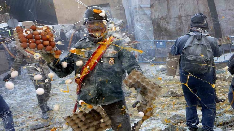 આ તહેવારના દિવસે બળવો કરવામાં આવે છે. જૂના લશ્કરી ગણવેશ પહેલા સહભાગીઓના ચહેરા રંગોથી રંગવામાં આવે છે અને તેઓ એક દિવસ માટે સત્તા કબજે કરવાનો પ્રયાસ કરે છે. આમાંથી એકને મેયર બનાવવામાં આવે છે, જે લોકો પર વાહિયાત કાયદા લાદે છે અને જેનું દરેકે પાલન કરવું જોઈએ. (Photo: Daily Statdard)