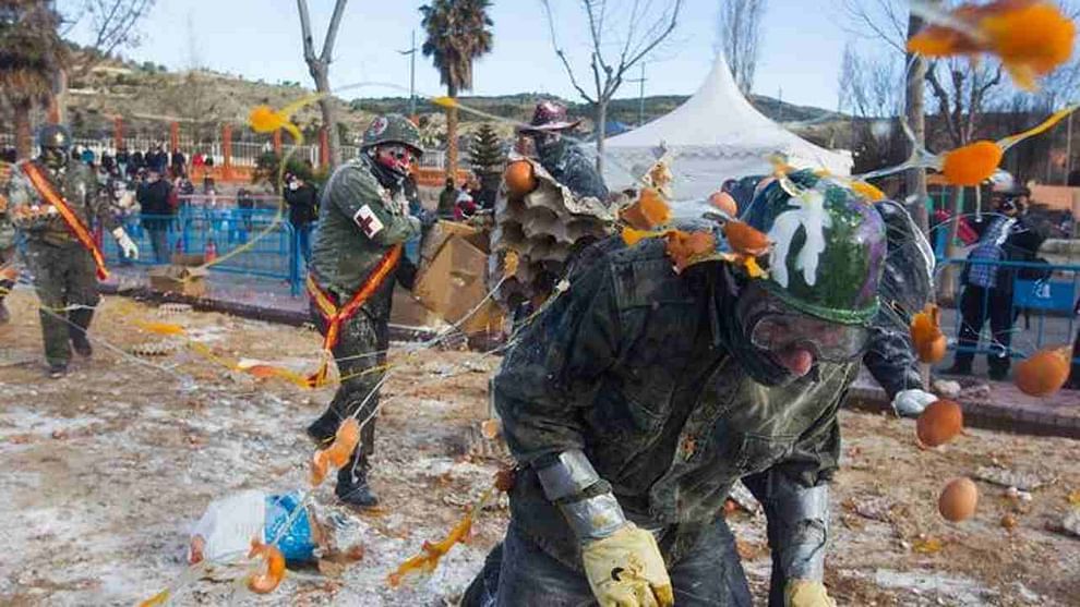 આવા વાહિયાત આદેશોનું પાલન ન કરનારાઓને સજા, દંડ અને જેલની સજા પણ કરવામાં આવે છે. લોટથી ભરેલા લોકો સવારે 9 વાગ્યે ચર્ચના ચોકમાં ભેગા થાય છે અને દર વર્ષે નવા ન્યાયની માંગ કરે છે. વિપક્ષ આવા કાયદાને સ્વીકારતો નથી અને આ મુદ્દે લડાઈ શરૂ થાય છે. વિરોધીઓ એકબીજા પર ઇંડા ફેંકવાનું શરૂ કરે છે. સાંજે, નૃત્ય-મસ્તી અને પછી સફાઈ સાથે તહેવાર સમાપ્ત થાય છે. (ફોટો: DW)