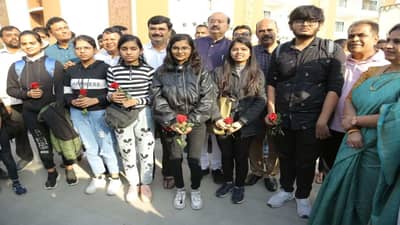 Surat : યુક્રેનમાં ફસાયેલ 6 વિદ્યાર્થીઓ પરત આવતા વાલીઓના આંખમાં આંસુ, વિદ્યાર્થીઓનું ગુલાબનું ફુલ આપી સ્વાગત કરાયું