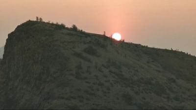 ગુજરાત (Gujarat)નો ડાંગ (Dang) જિલ્લો કુદરતી સૌદર્યથી ભરપુર છે. ડાંગ જિલ્લામાં ખાસ કરીને સાપુતારા (Saputara)માં પ્રકૃતિ સોળેકળાએ ખીલી ઉઠે છે. જેનો લ્હાવો લેવા દુર દુરથી સહેલાણીઓ આવે છે.