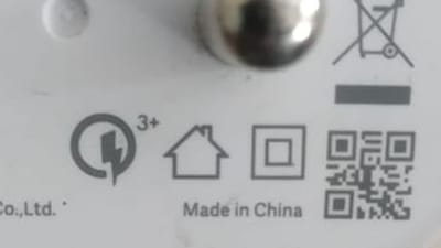 તમે જોયું જ હશે કે ફોનના ચાર્જર પર ઘણું બધું લખેલું હોય છે અને કેટલાક સિમ્બોલ પણ હોય છે. આ સિમ્બોલ કોઈ ડિઝાઇન માટે નથી, પરંતુ તે તમારા ચાર્જર વિશે માહિતી આપે છે. આ ચાર્જર જણાવે છે કે તમારું ચાર્જર કેવું છે, તેની વિશેષતાઓ શું છે અને તેની ખામીઓ શું છે. તો આજે અમે તમને જણાવવા જઈ રહ્યા છીએ કે તેમાં બનેલા ઘર અને ચોરસનો અર્થ શું છે.