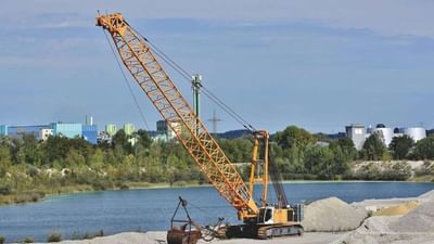 જ્યાં પણ બાંધકામનું કામ થાય છે ત્યાં ક્રેન કે જેસીબી જેવા મશીનોનો ઉપયોગ કરવામાં આવે છે. આ તમામ મશીનો પીળા કલરના છે. શું તમે ક્યારેય વિચાર્યું છે કે આવું કેમ થાય છે અને શા માટે આ મશીનો પીળા રંગના હોય છે.