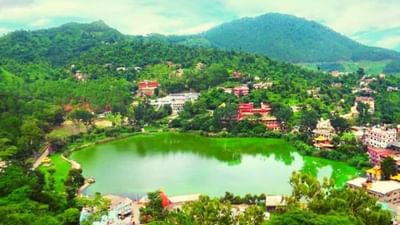 રેવાલસર તળાવ મંડી શહેરથી લગભગ 23 કિમી દૂર છે. હિમાલયની તળેટીમાં 1360 મીટરની ઊંચાઈએ આવેલા આ તળાવનો આકાર ચોરસ છે. આ તળાવ વિશે એવું કહેવાય છે કે તે રાખમાંથી બનેલું છે. તે હિન્દુઓ, બૌદ્ધો અને શીખો માટે એક સામાન્ય તીર્થસ્થાન પણ છે. તળાવની સાથે જ અહીં એક પ્રાણી સંગ્રહાલય પણ છે, જે પ્રવાસીઓને આકર્ષે છે.