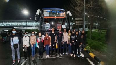 યુક્રેનમાં ફસાયેલા 32 ગુજરાતી યુવા વિદ્યાર્થીઓ વડાપ્રધાન નરેન્દ્ર  મોદી અને ભારત સરકારના સફળ પ્રયાસોથી ખાસ શરુ કરાયેલી રેસ્કયુ ફલાઇટ મારફતે રવિવારે વહેલી સવારે 4 વાગ્યે નવી દિલ્હી આવી પહોંચ્યા છે.