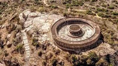 ભારતમાં ચાર ચોસઠ યોગિની મંદિરો છે. ઓડિશામાં બે અને મધ્યપ્રદેશમાં બે મંદિરો છે. મુરેનામાં આવેલું આ મંદિર સમગ્ર વિશ્વમાં તંત્ર-મંત્ર માટે જાણીતું હતું. ભારતને મંદિરોનો દેશ કહેવામાં આવે છે. અહીં ઘણા પ્રાચીન અને ચમત્કારિક મંદિરો છે. આમાંના ઘણા મંદિરો ખૂબ જ રહસ્યમય છે, જેમાં મધ્ય પ્રદેશના ચોસઠ યોગિની મંદિરનો પણ સમાવેશ થાય છે. 