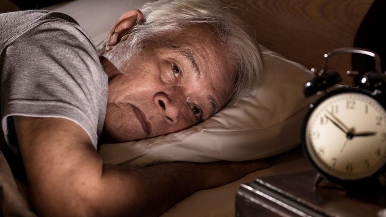 ઘણીવાર વડીલોને એમ કહેતા સાંભળ્યા હશે કે તેમને ઊંઘ નથી આવતી. વધતી ઉંમરમાં વૃદ્ધોને આવું કેમ થાય છે, અમેરિકન વૈજ્ઞાનિકોએ આ રહસ્યને ઘણી હદ સુધી ઉકેલી દીધું છે અને તેનું કારણ પણ જણાવ્યું છે. અમેરિકાની સ્ટેનફોર્ડ યુનિવર્સિટીના વૈજ્ઞાનિકોએ રિસર્ચ કરીને દાવો કર્યો છે કે, મગજનો તે ભાગ જે વ્યક્તિના ઊંઘવા-જાગવાની સ્થિતિને નિયંત્રિત કરે છે તે વય સાથે કેવી રીતે નબળી પડી જાય છે, તે જાણવા મળ્યું છે.
