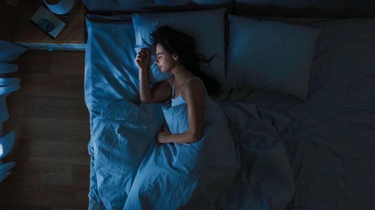 10 કલાકની ઊંઘ લો: જો તમે રાત્રે લાંબા સમય સુધી પાસા બદલો છો, તો 8ને બદલે 10 કલાકની ઊંઘ લેવાનો પ્રયાસ કરો. આમ કરવાથી તમારી ઊંઘ પૂરી થશે અને તમે તાજગીનો અનુભવ કરશો.
