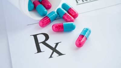 જે પ્રિસ્ક્રિપ્શન (Prescription) પર ડોક્ટરો દવા લખે છે તેના પર ઘણા પ્રકારના પ્રતીકો (Symbol) બનાવવામાં આવે છે, જેનો પોતાનો અર્થ છે. આવા એક પ્રતીક છે Rx. શું તમે ક્યારેય વિચાર્યું છે કે તેનો અર્થ શું છે. પ્રિસ્ક્રિપ્શનની ડાબી બાજુએ લખેલ Rx નો અર્થ છે કે Rec. તે લેટિન ભાષાનું બનેલું છે. જાણો તેનો અર્થ શું છે...