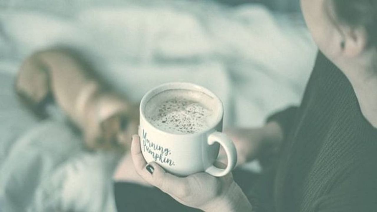 કોફી ન પીવીઃ જો તમને સાંજે કે રાત્રે કોફી પીવાની આદત હોય તો તેને આજથી જ છોડી દો. કહેવાય છે કે કોફીમાં રહેલું કેફીન ઊંઘના સમયપત્રકને અસર કરે છે. લોકોને ઘણીવાર ઊંઘમાં તકલીફ થાય છે.