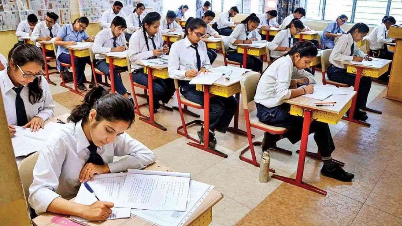 Bihar : ધોરણ 10ની બોર્ડ પરીક્ષા શરૂ થાય તે પહેલા જ પેપર લીક ! ગણિતનુ પેપર સોશિયલ મીડિયા પર વાયરલ થતા ખળભળાટ