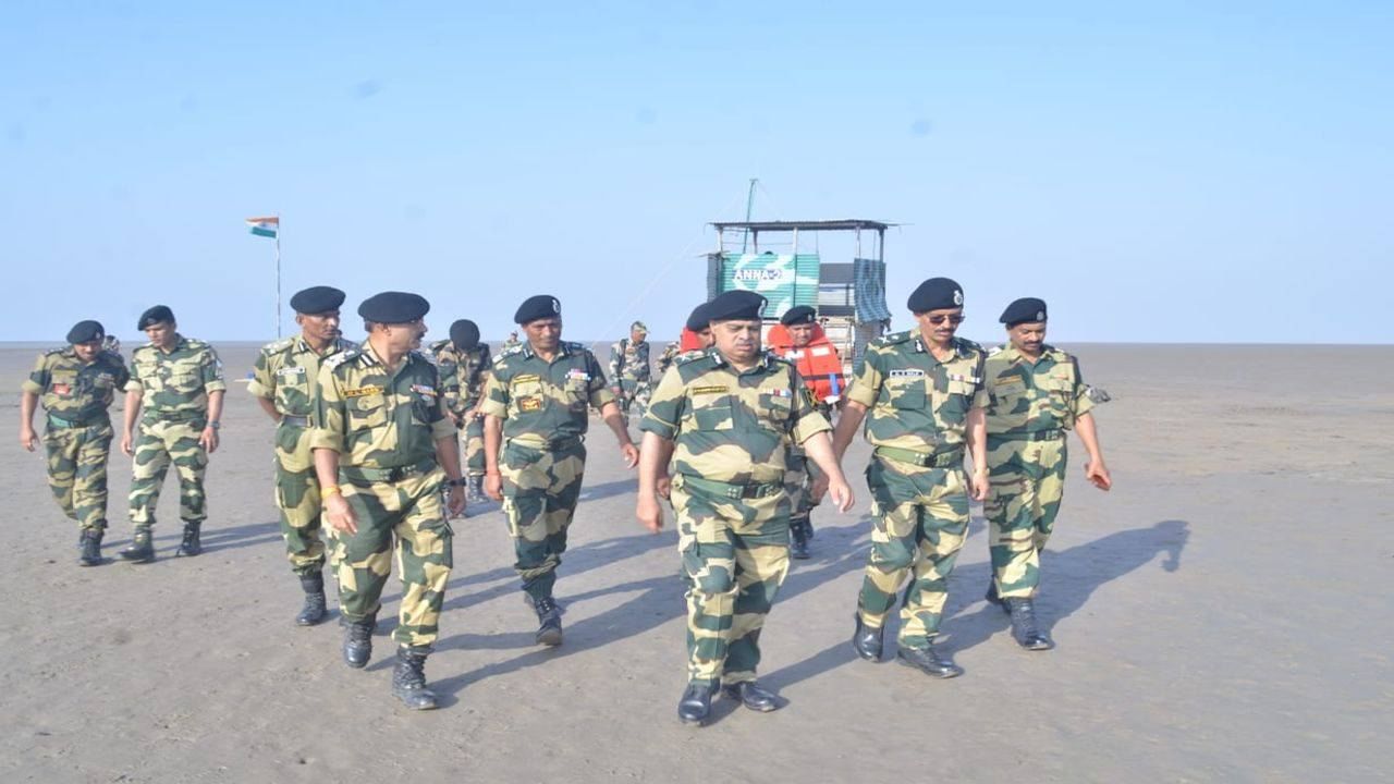 Kutch : BSF પશ્ચિમી કમાન્ડના ADG ગુજરાતની બે દિવસની મુલાકાતે, કચ્છ બોર્ડરની સુરક્ષાનુ નિર્દેશન કર્યુ