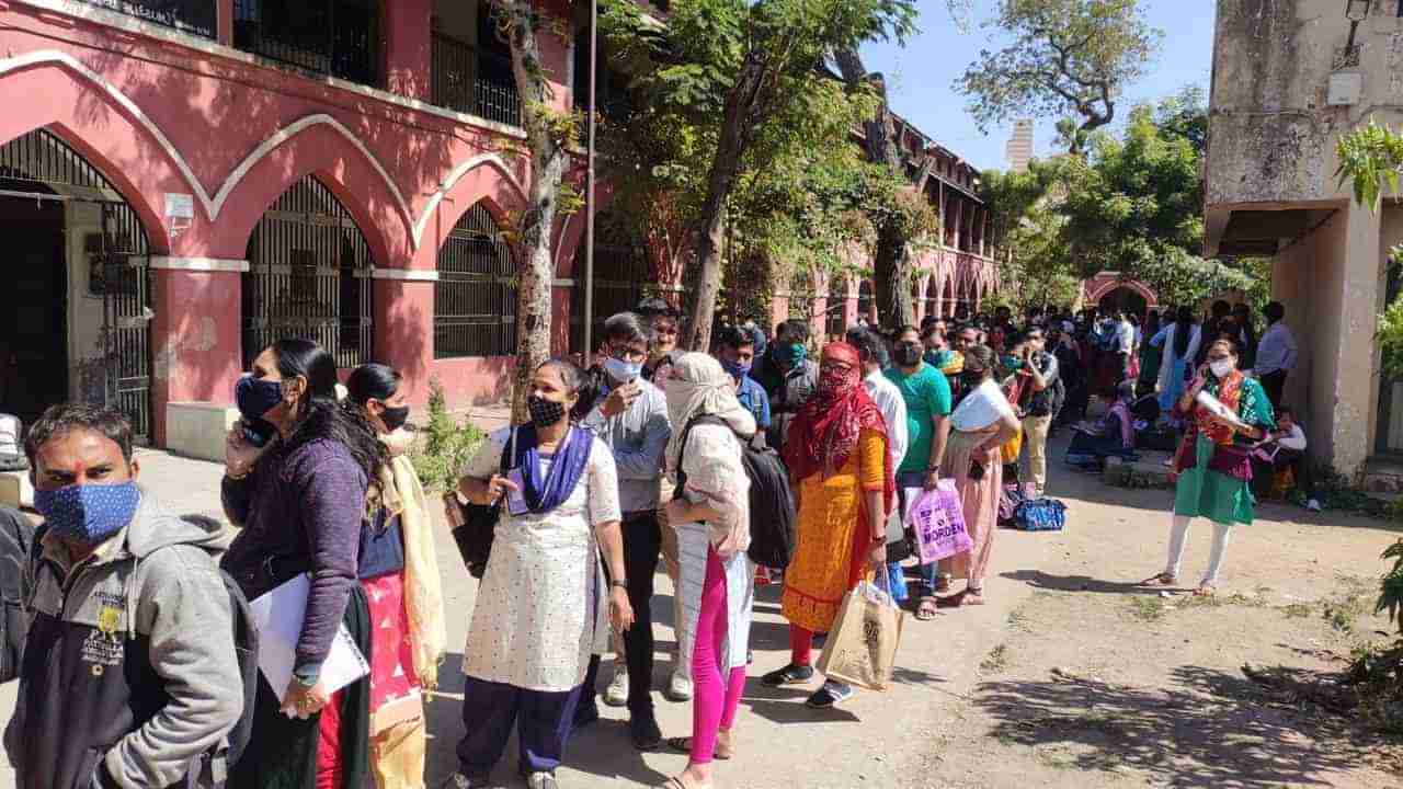 Ahmedabad: વિદ્યાસહાયકની ભરતીના ફોર્મ વેરિફિકેશનમાં ભારે અવ્યવસ્થા, ઉમેદવારોની લાઈનો લાગી