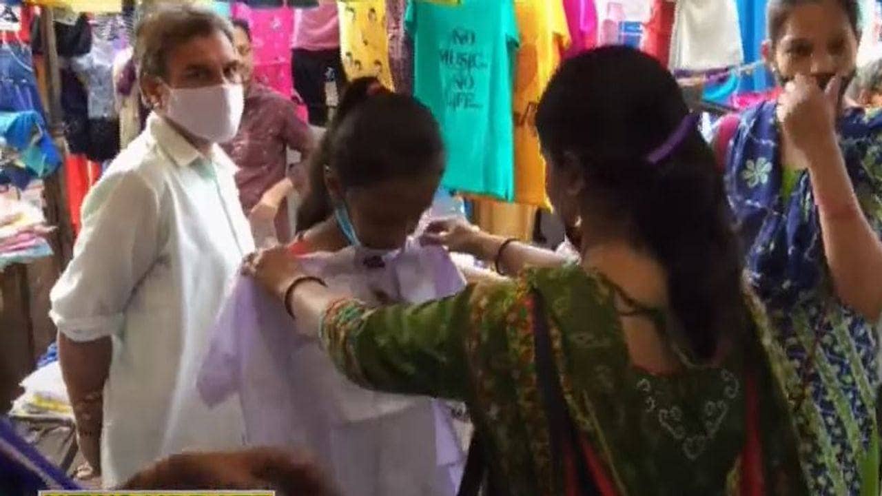 Ahmedabad : ઓફલાઇન શાળા શરૂ થતા પૂર્વે  દુકાનોમાં યુનિફોર્મની ખરીદી માટે વાલીઓની ભીડ