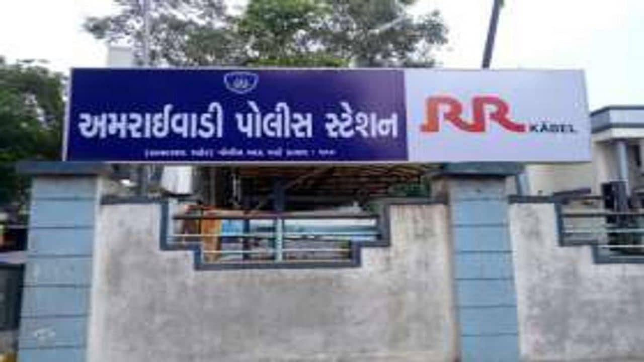 Ahmedabad: અમરાઇવાડી પોલીસની ગેરવર્તણુંક મામલે મેટ્રો કોર્ટની લાલ આંખ, અમરાઇવાડીના PSI બારોટ અને PI રૉઝિયાને ફટકારી નોટિસ
