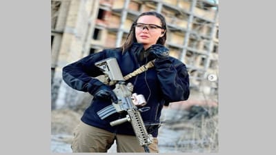 રશિયાના હુમલા બાદ યુક્રેનના સામાન્ય લોકોએ રશિયા સામે હથિયાર ઉપાડ્યા છે.  તેવામાં હવે યુક્રેનની બ્યુટી ક્વીન અને ભૂતપૂર્વ મિસ ગ્રાન્ડ યુક્રેન અનાસ્તાસિયા લેના પણ યુદ્ધના મેદાનમાં ઉતરી છે. અનાસ્તાસિયા લેના દેશની સેનામાં જોડાઈ ગઈ છે. તેણે ઇન્સ્ટાગ્રામ પર હથિયારો સાથેની તસવીરો પણ શેર કરી છે.