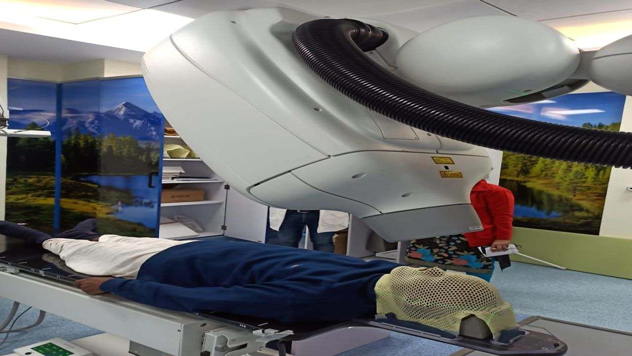 World Cancer Day: ગુજરાતની એક માત્ર હોસ્પિટલ જ્યા રોબોટ કરે છે કેન્સરની સારવાર, જાણો કઇ છે આ હોસ્પિટલ
