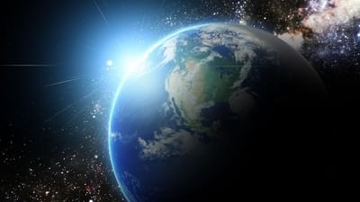 પૃથ્વી (Earth) પણ એક બુદ્ધિશાળી ગ્રહ છે. તેની પાસે મગજ અને બુદ્ધિ હોવી પણ શક્ય છે. આ દાવો આંતરરાષ્ટ્રીય વૈજ્ઞાનિકોના એક સમૂહ દ્વારા કરવામાં આવ્યો છે. વૈજ્ઞાનિકોનું કહેવું છે કે આના પુરાવા પણ મળી ગયા છે. રિપોર્ટમાં કહેવામાં આવ્યું છે કે, જમીનની નીચે ફૂગનું મોટું સ્તર છે. માહિતીનું આદાન-પ્રદાન પૃથ્વીની નીચે રહેલા ફૂગના વિશાળ સ્તરની મદદથી થાય છે. જો તમે સરળ ભાષામાં સમજો છો, તો તે એક અદ્રશ્ય બુદ્ધિ એટલે કે બુદ્ધિમત્તા છે.