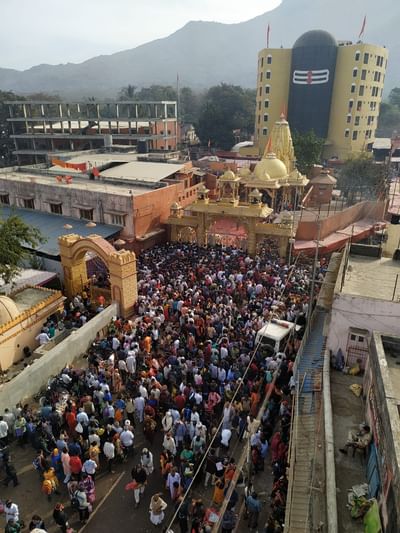 જૂનાગઢમાં મહાશિવરાત્રિના મેળાનો રંગ જામ્યો છે. મોટી સંખ્યામાં ભક્તો જૂનાગઢના ભવનાથમાં ઉમટ્યા છે. મોટી ઉંમરના લોકો સાથે યુવાનો પણ મેળામાં આવી રહ્યા છે. અને મહાદેવ તેમજ સાધુ સંતોના દર્શન કરી ધન્યતાની અનુભૂતિ કરી રહ્યા છે.